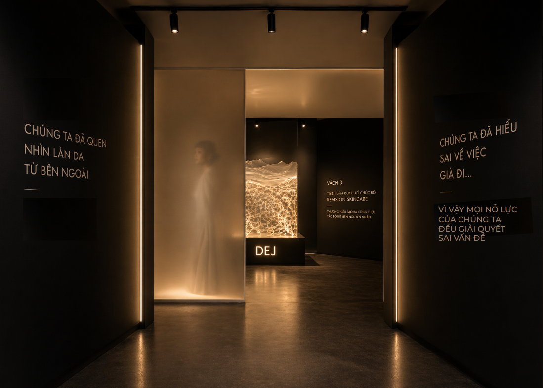 Hành lang triển lãm · bóng người · D.E.J.